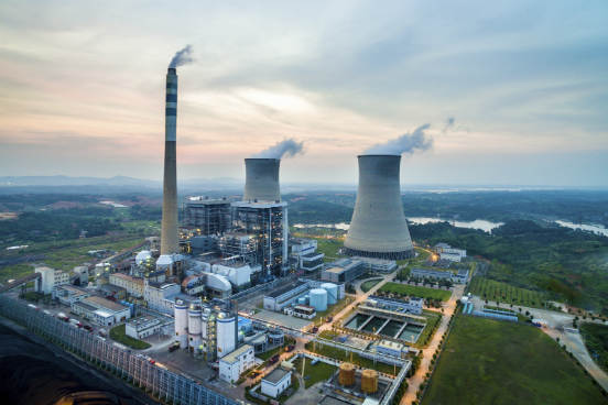 A fissão nuclear é também o que acontece nos reatores nucleares atuais, que nada mais são do que dispositivos capazes de controlar esse processo. A energia liberada pela reação nuclear aquece água, que se transforma em vapor; esse vapor é capaz de movimentar uma série de turbinas, o que por sua vez gera a energia elétrica. Logo após, esse vapor é resfriado e condensado, voltando assim ao início do processo. Por não liberar gases que contribuem para o efeito estufa e pela sua pequena quantidade de resíduos, a energia nuclear é considerada um tipo de energia limpa. No entanto, o risco de acidentes faz com que essa energia seja vista ainda com bastante desconfiança. (Imagem: iStock) A fissão nuclear é também o que acontece nos reatores nucleares atuais, que nada mais são do que dispositivos capazes de controlar esse processo. A energia liberada pela reação nuclear aquece água, que se transforma em vapor; esse vapor é capaz de movimentar uma série de turbinas, o que por sua vez gera a energia elétrica. Logo após, esse vapor é resfriado e condensado, voltando assim ao início do processo. Por não liberar gases que contribuem para o efeito estufa e pela sua pequena quantidade de resíduos, a energia nuclear é considerada um tipo de energia limpa. No entanto, o risco de acidentes faz com que essa energia seja vista ainda com bastante desconfiança. (Imagem: iStock)