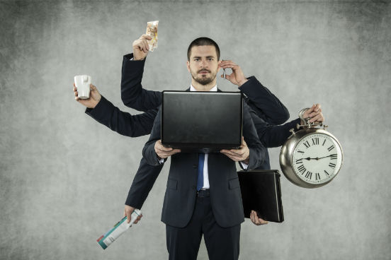 Além disso, você sabe bem o tempo que pode disponibilizar para os estudos. Assim como existem cursos de dedicação integral, há também os que permitem trabalhar ao mesmo tempo. No entanto, é preciso estar sempre com os dois pés na realidade: fazer uma pós demanda esforços - de nada adianta fazer planos e depois não conseguir dar conta de tudo. (Imagem: Thinkstock) Além disso, você sabe bem o tempo que pode disponibilizar para os estudos. Assim como existem cursos de dedicação integral, há também os que permitem trabalhar ao mesmo tempo. No entanto, é preciso estar sempre com os dois pés na realidade: fazer uma pós demanda esforços - de nada adianta fazer planos e depois não conseguir dar conta de tudo. (Imagem: Thinkstock)