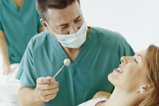 Eles examinam, diagnosticam e tratam doenças, machucados e má-formações dos dentes e da gengiva. Mas, ao fazerem isso, eles podem estar expostos a contaminantes, a doenças e infecções, além de passarem muito tempo sentados, o que faz muito mal. O conjunto desses fatores faz com que os dentistas, cirurgiões dentistas e assistentes dentários ocupem o primeiro lugar na lista das profissões mais insalubres. (Imagem: Thinkstock) Eles examinam, diagnosticam e tratam doenças, machucados e má-formações dos dentes e da gengiva. Mas, ao fazerem isso, eles podem estar expostos a contaminantes, a doenças e infecções, além de passarem muito tempo sentados, o que faz muito mal. O conjunto desses fatores faz com que os dentistas, cirurgiões dentistas e assistentes dentários ocupem o primeiro lugar na lista das profissões mais insalubres. (Imagem: Thinkstock)