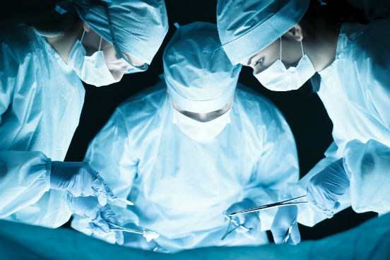 Ao auxiliarem em operações sob a supervisão de cirurgiões, e enfermeiros registrados, e/ou ao realizarem testes em laboratórios, esses profissionais podem estar expostos a doenças e infecções, ou seja, eles possuem condições perigosas de trabalho. É deles a décima posição no ranking. (Imagem: Thinkstock) Ao auxiliarem em operações sob a supervisão de cirurgiões, e enfermeiros registrados, e/ou ao realizarem testes em laboratórios, esses profissionais podem estar expostos a doenças e infecções, ou seja, eles possuem condições perigosas de trabalho. É deles a décima posição no ranking. (Imagem: Thinkstock)