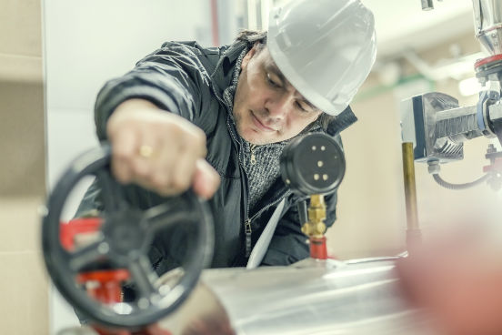 Esses profissionais, que operam motores estacionários, caldeiras e outros equipamentos mecânicos, podem estar expostos a contaminantes, a condições perigosas de trabalho e a pequenas queimaduras e cortes. Com isso eles ocupam a nona posição no ranking. (Imagem: Thinkstock) Esses profissionais, que operam motores estacionários, caldeiras e outros equipamentos mecânicos, podem estar expostos a contaminantes, a condições perigosas de trabalho e a pequenas queimaduras e cortes. Com isso eles ocupam a nona posição no ranking. (Imagem: Thinkstock)