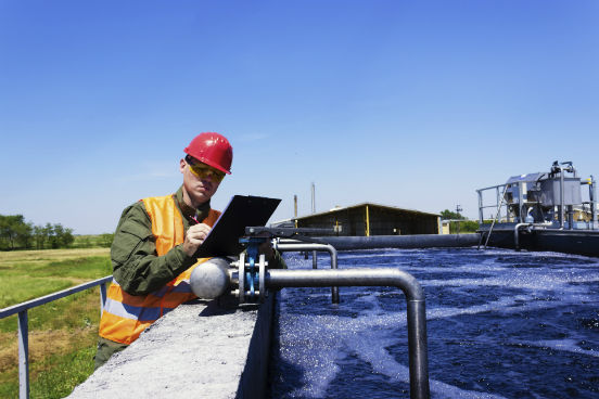 Eles operam e controlam todo o processo ou sistema de máquinas, geralmente através do uso de paineis de controle, para transferir ou tratar águas residuais. Nesse processo, podem estar expostos a contaminantes, condições perigosas de trabalho e pequenas queimaduras e cortes. Assim, ocupam o oitavo posto na lista. (Imagem: Thinkstock) Eles operam e controlam todo o processo ou sistema de máquinas, geralmente através do uso de paineis de controle, para transferir ou tratar águas residuais. Nesse processo, podem estar expostos a contaminantes, condições perigosas de trabalho e pequenas queimaduras e cortes. Assim, ocupam o oitavo posto na lista. (Imagem: Thinkstock)