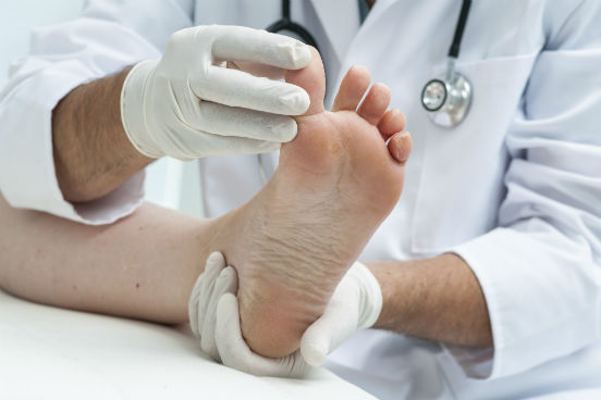 Os profissionais que diagnosticam e tratam doenças e deformidades do pé humano, ao exercerem seu ofício, podem estar expostos a doenças e infecções, à radiação e a contaminantes. Essa é a quinta profissão mais insalubre. (Imagem: Thinkstock)