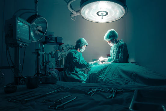 Eles podem estar expostos a doenças e infecções, a contaminações e à radiação, por administrarem anestésicos ou sedativos durante procedimentos médicos e por ajudarem pacientes na recuperação da anestesia. Por isso, anestesistas, enfermeiros anestesistas e assistentes anestesistas ocupam a terceira colocação na lista. (Imagem: Thinkstock) Eles podem estar expostos a doenças e infecções, a contaminações e à radiação, por administrarem anestésicos ou sedativos durante procedimentos médicos e por ajudarem pacientes na recuperação da anestesia. Por isso, anestesistas, enfermeiros anestesistas e assistentes anestesistas ocupam a terceira colocação na lista. (Imagem: Thinkstock)