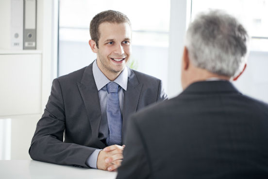 Ao fazer ou responder perguntas, não desvie o olhar do interlocutor nem abaixe a cabeça. De acordo com Camargo, o ideal é olhar para o rosto do entrevistador durante cerca de 70% do tempo, com foco no triângulo entre os olhos e a boca. Embora o cuidado seja essencial para transmitir confiança, é preciso tomar cuidado com a dose. Se você fixar exageradamente o olhar na outra pessoa, diz o especialista, ela pode se sentir desconfortável e constrangida. (Imagem: Thinkstock)