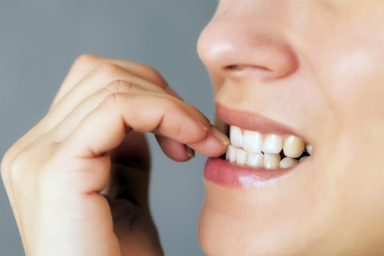 Na hora da entrevista, evite mexer no celular, roer unhas, morder a ponta de uma caneta ou brincar com colares, relógios e pulseiras. Segundo Barbara e Allan Pease, candidatos que não conseguem manter as mãos em repouso durante a conversa são frequentemente percebidos como inseguros e ansiosos. (Imagem: Thinkstock)