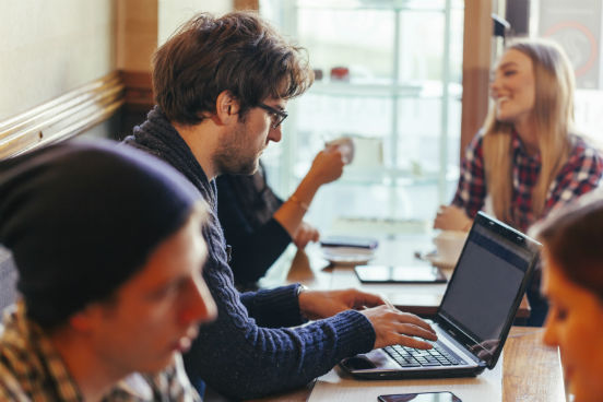 Comece com pequenas mudanças, como almoçar em um restaurante diferente. A ideia é que você se coloque em lugares diferentes para ter novas experiências e conhecer novas pessoas. (Imagem: iStock)