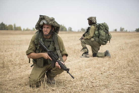Este ano, a morte de três israelitas e a de um palestino, que teria sido queimado vivo, causaram nova escalada de violência. O Hamas lançou mísseis contra Israel, que respondeu com uma grande ofensiva militar, mostrada nas fotos desta galeria. Este ano, a morte de três israelitas e a de um palestino, que teria sido queimado vivo, causaram nova escalada de violência. O Hamas lançou mísseis contra Israel, que respondeu com uma grande ofensiva militar, mostrada nas fotos desta galeria.