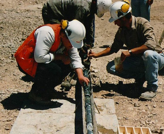 GEOLOGIA - É a ciência que estuda a origem, a formação, a estrutura e a composição da crosta terrestre, além das alterações sofridas por ela no decorrer do tempo. Os profissionais de campo podem fazer viagens frequentemente.