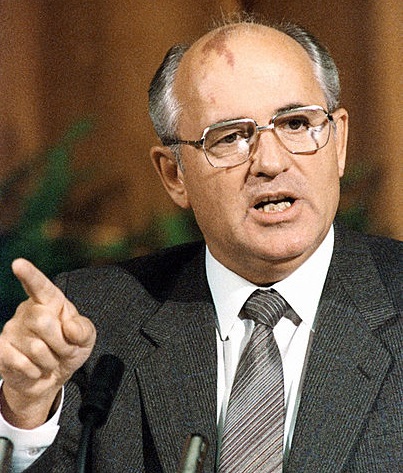 Perestroika - Com o colapso econômico da União Soviética, o líder dos soviéticos, Mikhail Gorbachev começa a fazer uma série de reformas na URSS: são a Perestroika (reconstrução) e Glasnost (transparência). Com o novo contexto e mais liberdade de expressão, pouco a pouco a União Soviética começou a ruir.