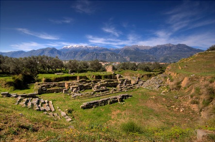 Outro acontecimento importante do Período Arcaico é a Guerra do Peloponeso. Nesta, Atenas e Esparta brigam pelo domínio das demais cidades-estado. Esparta ganha, mas a sociedade grega está arrasada.  Tem-se início o período Helenístico.