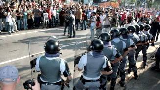 Manifestantes em greve tomam reitoria da USP
