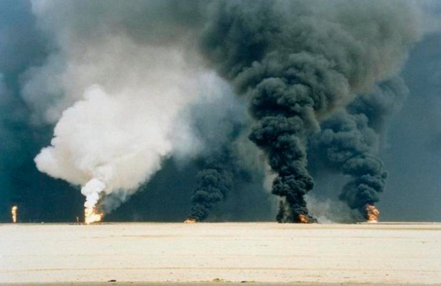 Após o Iraque invadir o Kwait para ter acesso ao golfo pérsico, os Estados Unidos interferem em favor do Kuwait. O Iraque precisa recuar, mas Saddam Russein permanece líder do país. (Foto: Wikimedia Commons)