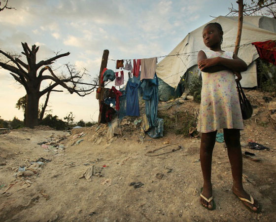 Em 2012, os candidatos tiveram que produzir um texto sobre imigração no país. A prova trazia como texto de apoio um trecho do site do Museu de Imigração explicando o contexto dos movimentos imigratórios para o Brasil e dois outros textos sobre a imigração de bolivianos e de haitianos em direção ao Brasil. Havia também um mapa com o trajeto percorrido por haitianos para entrada no Brasil a partir do Acre. Muitos estudantes que fizeram a prova disseram que foram "pegos de surpresa" com o tema. Mas, pelo menos para os leitores do Guia do Estudante, a questão não foi novidade. No primeiro semestre daquele ano, o GUIA DO ESTUDANTE ATUALIDADES fez uma matéria que abordava a questão do crescimento da entrada de estrangeiros no Brasil nos últimos anos.<span> <a href="https://guiadoestudante.abril.com.br/enem/a-migracao-sob-o-impacto-da-crise/" target="_blank" rel="noopener">Ela pode ser conferida aqui</a>. Também entrevistamos</span> estudantes que tiraram nota acima de 900 pontos para saber o que eles fizeram para ir bem na prova. <a href="https://guiadoestudante.abril.com.br/blog/redacao-para-o-enem-e-vestibular/veja-dicas-dos-estudantes-que-tiraram-mais-de-900-pontos-na-redacao-do-enem-2012-e-prepare-se/" target="_blank" rel="noopener">Vale a pena dar uma conferida nas dicas</a>! Em 2012, os candidatos tiveram que produzir um texto sobre imigração no país. A prova trazia como texto de apoio um trecho do site do Museu de Imigração explicando o contexto dos movimentos imigratórios para o Brasil e dois outros textos sobre a imigração de bolivianos e de haitianos em direção ao Brasil. Havia também um mapa com o trajeto percorrido por haitianos para entrada no Brasil a partir do Acre. Muitos estudantes que fizeram a prova disseram que foram "pegos de surpresa" com o tema. Mas, pelo menos para os leitores do Guia do Estudante, a questão não foi novidade. No primeiro semestre daquele ano, o GUIA DO ESTUDANTE ATUALIDADES fez uma matéria que abordava a questão do crescimento da entrada de estrangeiros no Brasil nos últimos anos.<span> <a href="https://guiadoestudante.abril.com.br/enem/a-migracao-sob-o-impacto-da-crise/" target="_blank" rel="noopener">Ela pode ser conferida aqui</a>. Também entrevistamos</span> estudantes que tiraram nota acima de 900 pontos para saber o que eles fizeram para ir bem na prova. <a href="https://guiadoestudante.abril.com.br/blog/redacao-para-o-enem-e-vestibular/veja-dicas-dos-estudantes-que-tiraram-mais-de-900-pontos-na-redacao-do-enem-2012-e-prepare-se/" target="_blank" rel="noopener">Vale a pena dar uma conferida nas dicas</a>!