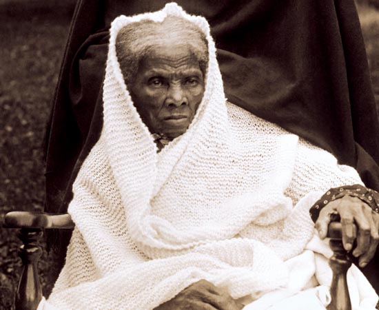 HARRIET TUBMAN - 1861.  A ex-cativa (1820-1913) é a primeira mulher a liderar tropas americanas. Durante a Guerra Civil, ela comanda uma ação militar de resgate, que consegue libertar 750 escravos das mãos da Confederação. A operação lhe rende o apelido de Moisés dos negros.