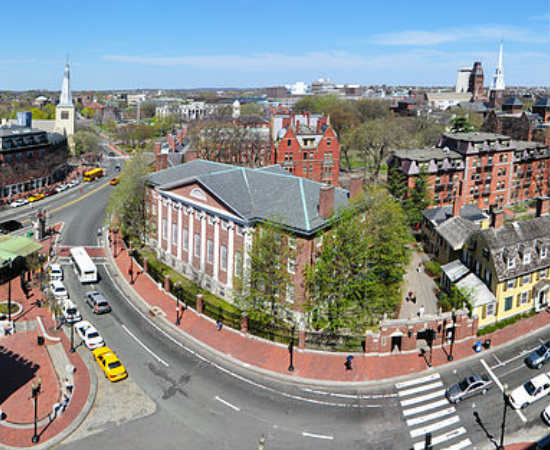 A universidade mais antiga dos Estados Unidos está constantemente no primeiro lugar da lista. Ela conta com a maior biblioteca dos EUA - que é uma das maiores do mundo também -, e foi a instituição de ensino de pessoas bastante influentes como Barack Obama, Franklin Roosevelt, John Kennedy, Mark Zuckerberg e muitos outros. A universidade mais antiga dos Estados Unidos está constantemente no primeiro lugar da lista. Ela conta com a maior biblioteca dos EUA - que é uma das maiores do mundo também -, e foi a instituição de ensino de pessoas bastante influentes como Barack Obama, Franklin Roosevelt, John Kennedy, Mark Zuckerberg e muitos outros.