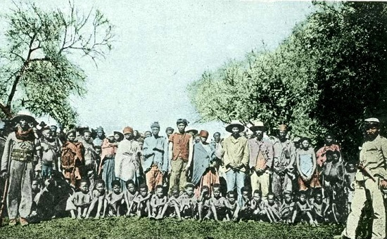 Uma das estratégias usadas pelos alemães era expulsar os africanos para o deserto e, ao mesmo tempo, envenenar os poços dágua. Depois da revolta dos hererós foi a vez dos namaquas se rebelarem, com consequências parecidas: 10 mil pessoas foram mortas. A ONU reconheceu o genocídio só em 1985, enquanto a Alemanha só pediu desculpas em 2004. (Foto: Wikimedia Commons) Uma das estratégias usadas pelos alemães era expulsar os africanos para o deserto e, ao mesmo tempo, envenenar os poços dágua. Depois da revolta dos hererós foi a vez dos namaquas se rebelarem, com consequências parecidas: 10 mil pessoas foram mortas. A ONU reconheceu o genocídio só em 1985, enquanto a Alemanha só pediu desculpas em 2004. (Foto: Wikimedia Commons)