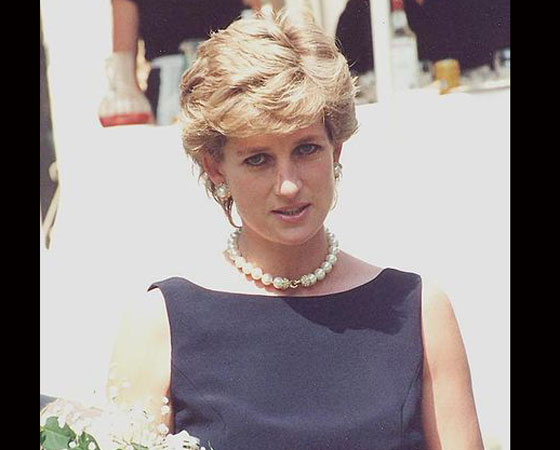 A princesa Diana, seu namorado Dodi Al Fayed e o motorista que os conduzia morrem após o carro em que estavam se chocar contra uma pilastra do túnel sob a Ponte LAlma, na capital francesa. O casal fugia de fotógrafos em alta velocidade quando o acidente aconteceu. O funeral da princesa, em 6 de setembro, foi transmitido para 1 bilhão de pessoas em todo o mundo. Diana havia sido esposa do príncipe Charles, com quem se casou em 1981 e de quem se separou 11 anos depois.