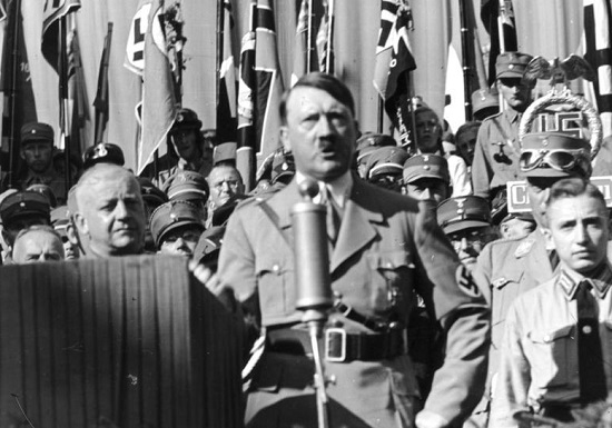 Hitler discursa durante ato na Segunda Guerra Mundial
