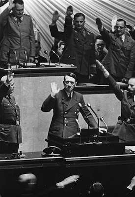 Em Auschwitz, os nazistas liquidavam 2 mil pessoas em pouco mais de 15 minutos. Trancavam-se os condenados em câmaras escuras, enquanto o gás começava a penetrar no ambiente vindo do chão. Em Auschwitz, os nazistas liquidavam 2 mil pessoas em pouco mais de 15 minutos. Trancavam-se os condenados em câmaras escuras, enquanto o gás começava a penetrar no ambiente vindo do chão.