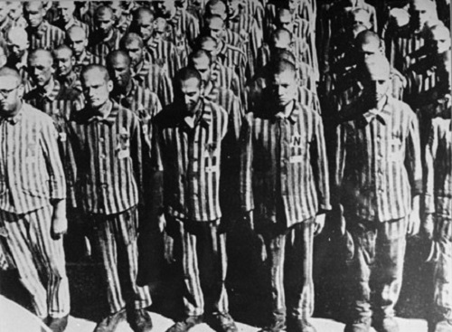 As vítimas mais lembradas desse genocídio são os judeus - seis milhões deles foram mortos pelos nazistas, massacre cruel e com lógica industrial. Mas o nazismo teve também outros povos como alvo. (Foto: Wikimedia Commons)