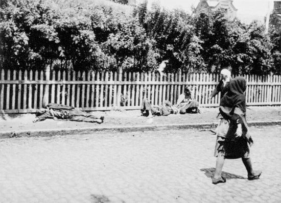 Se engana quem pensa que os problemas entre Ucrânia e Rússia começaram agora. Entre 1932 e 1933, soviéticos massacraram ucranianos. O fato tem até nome: holodomor. A fome foi a principal arma usada para eliminar o povo, mas também houve assassinatos e prisões. Se engana quem pensa que os problemas entre Ucrânia e Rússia começaram agora. Entre 1932 e 1933, soviéticos massacraram ucranianos. O fato tem até nome: holodomor. A fome foi a principal arma usada para eliminar o povo, mas também houve assassinatos e prisões.