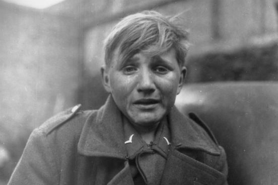 A captura de um grande número de prisioneiros do Eixo pelas forças aliadas foi um dos primeiros acontecimentos que levaram à rendição alemã. Na foto, um soldado alemão de 15 anos chora após ser capturado pelo exército americano na Alemanha em abril de 1945. (Créditos:John Florea/Keystone/Getty Images)