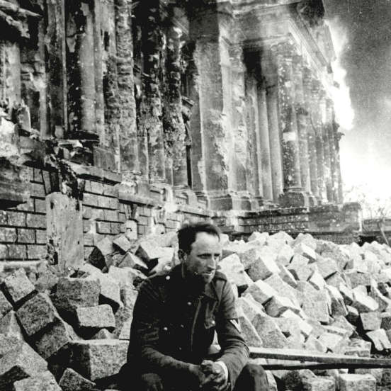 Um soldado alemão senta sobre as ruínas do Palácio do Reichstag no dia 9 de maio de 1945. (Créditos: Laski Diffusion/Getty Images) Um soldado alemão senta sobre as ruínas do Palácio do Reichstag no dia 9 de maio de 1945. (Créditos: Laski Diffusion/Getty Images)