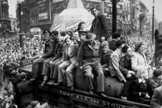 Uma van carregada de cerveja passa por Piccadilly Circus, em Londres, no dia 8 de maio de 1945, quando os Aliados comemoravam a vitória sobre os nazistas. (Créditos: Keystone/Getty Images) Uma van carregada de cerveja passa por Piccadilly Circus, em Londres, no dia 8 de maio de 1945, quando os Aliados comemoravam a vitória sobre os nazistas. (Créditos: Keystone/Getty Images)
