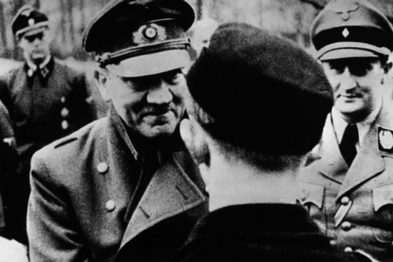 Em sua última foto oficial, Adolf Hitler deixa a segurança de seu bunker para condecorar os membros da Juventude Hitlerista. (Créditos: Keystone Features/Getty Images)