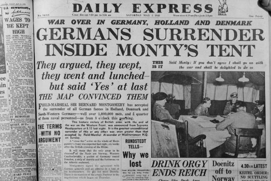 Capa do jornal Daily Express do dia 5 de maio de 1945 noticia a rendição alemã para o Marechal Montgomery, também conhecido como Monty. (Foto: Express / Getty Images)