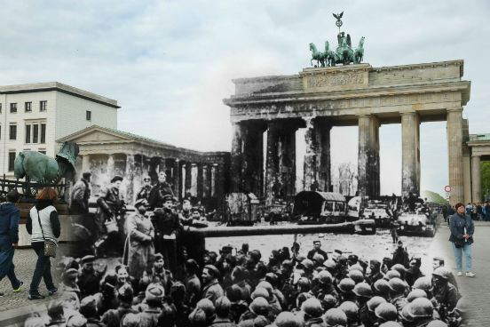 2015 marca os 70 anos da rendição alemã na Segunda Guerra Mundial. A imagem mostra a diferença do Portão de Brandemburgo, marco do poder alemão, no ano de 1945 (quando foi atingido pelas forças soviéticas) e atualmente. (Créditos: Sean Gallup/Getty Images)