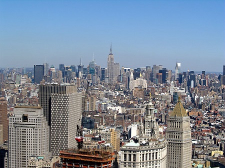 Já as ilhas de calor ocorrem quando o centro da cidade, normalmente cheio de prédios, passa a ser mais quente que as áreas ao redor. (Foto: Wikimedia Commons) Já as ilhas de calor ocorrem quando o centro da cidade, normalmente cheio de prédios, passa a ser mais quente que as áreas ao redor. (Foto: Wikimedia Commons)