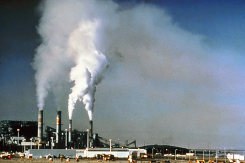 Vários são os culpados da poluição urbana. Indústrias geram muitos poluentes, como monóxido de carbono (CO), dióxido de carbono (CO2), dióxido de enxofre (SO2), só para citar alguns. (Foto: Wikimedia Commons)