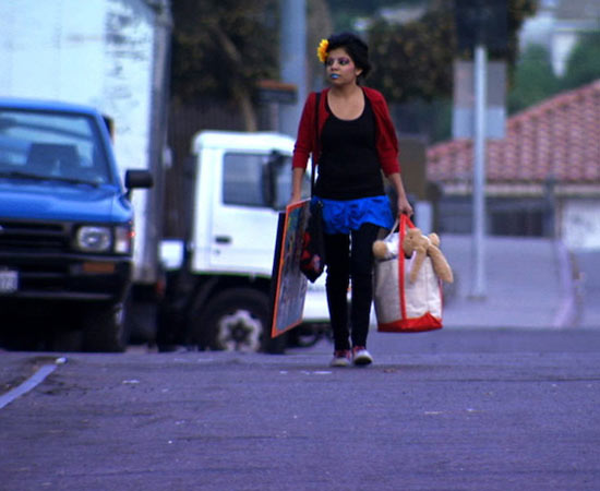 É um documentário que retrata a vida de Inocente Izucar, uma jovem de 15 anos, sem-teto e imigrante ilegal nos Estados Unidos. Ela batalha pelo sonho de ser artista, mas tem que lidar com as constantes ameaças de deportação. Com o filme dá para estudar a imigração ilegal norte-americana e como o governo trata da questão. Concorre ao Oscar de Melhor Documentário em curta-metragem. ESTUDE: IMIGRAÇÃO ILEGAL, XENOFOBIA, ECONOMIA NORTE-AMERICANA. (imagem: reprodução) É um documentário que retrata a vida de Inocente Izucar, uma jovem de 15 anos, sem-teto e imigrante ilegal nos Estados Unidos. Ela batalha pelo sonho de ser artista, mas tem que lidar com as constantes ameaças de deportação. Com o filme dá para estudar a imigração ilegal norte-americana e como o governo trata da questão. Concorre ao Oscar de Melhor Documentário em curta-metragem. ESTUDE: IMIGRAÇÃO ILEGAL, XENOFOBIA, ECONOMIA NORTE-AMERICANA. (imagem: reprodução)