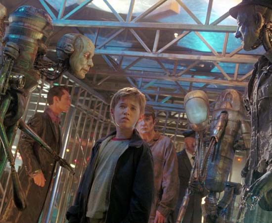 A.I. - INTELIGÊNCIA ARTIFICIAL (2001) - Dirigido por Steven Spielberg. Fala de um mundo onde androides convivem com seres humanos normalmente. Um cientista, então, decide criar um modelo de robô com sentimentos, da aparência de uma criança, programada para amar seus pais. A.I. - INTELIGÊNCIA ARTIFICIAL (2001) - Dirigido por Steven Spielberg. Fala de um mundo onde androides convivem com seres humanos normalmente. Um cientista, então, decide criar um modelo de robô com sentimentos, da aparência de uma criança, programada para amar seus pais.