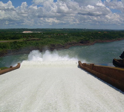 A maior capacidade instalada de energia hidrelétrica do Brasil está na bacia do Paraná. É nela que ficam as algumas das usinas mais importantes do país, como Itaipu e Furnas. (Foto: Wikimedia Commons)