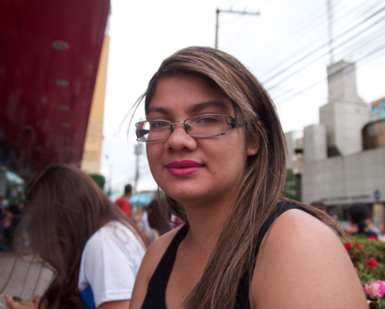 Jainara Costa Diniz, 20, estava bastante apreensiva: Desde segunda estou sonhando com a prova. Ela aproveitou as semanas anteriores ao exame para estudar em uma biblioteca próxima à sua casa. Levo minhas barrinhas de cereal e fico a tarde toda estudando, assim, consigo me concentrar melhor.