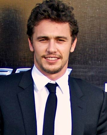 O ator James Franco não é só famoso por ter feito filmes populares como Milk e Homem-Aranha. Seu foco nos estudos também impressiona. Ele fez Letras na Universidade da Califórnia em Los Angeles (UCLA), mestrado em Literatura na Universidade de Columbia, estudou cinema na Universidade de Nova York, ficção no Brooklin College e poesia no Warren Wilson College. Não contente, emendou um doutorado em língua inglesa na Universidade de Yale e está fazendo um segundo doutorado em literatura e escrita criativa na Universidade de Houston O ator James Franco não é só famoso por ter feito filmes populares como Milk e Homem-Aranha. Seu foco nos estudos também impressiona. Ele fez Letras na Universidade da Califórnia em Los Angeles (UCLA), mestrado em Literatura na Universidade de Columbia, estudou cinema na Universidade de Nova York, ficção no Brooklin College e poesia no Warren Wilson College. Não contente, emendou um doutorado em língua inglesa na Universidade de Yale e está fazendo um segundo doutorado em literatura e escrita criativa na Universidade de Houston