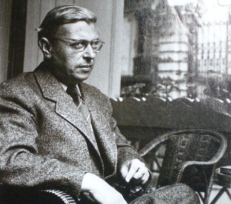 Para Sartre, a existência humana não necessita mais de justificativa exterior. Sua pergunta primordial é: O que é existir como ser humano? (Foto: Wikimedia Commons) Para Sartre, a existência humana não necessita mais de justificativa exterior. Sua pergunta primordial é: O que é existir como ser humano? (Foto: Wikimedia Commons)