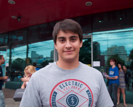 O português João Oliveira, 18, que quer prestar Psicologia, já tinha perdido a conta de quantos Enem já tinha prestado: não sei mais se foram 3 ou 4, e achou a prova fácil. História exigiu bastante conhecimento prévio, não dava pra enrolar na interpretação de texto.