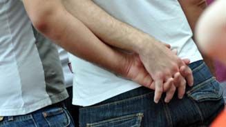 Gays estudam mais que heterossexuais, sugere pesquisa do Ministério da Saúde
