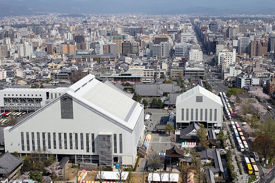 Discutido na cidade japonesa de mesmo nome, o Protocolo de Kyoto foi negociado numa conferência com vários países do mundo, em 1997. O tratado visa reduzir a emissão dos gases que causam e levam ao aquecimento global. Discutido na cidade japonesa de mesmo nome, o Protocolo de Kyoto foi negociado numa conferência com vários países do mundo, em 1997. O tratado visa reduzir a emissão dos gases que causam e levam ao aquecimento global.