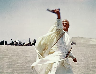 Lawrence da Arábia (1962) - Outro filme que sempre é citado como um dos maiores de todos os tempos. Nele, conhecemos o militar britânico T.E. Lawrence, que durante a Primeira Guerra Mundial teve um importante papel nas lutas que ocorreram na península arábica.