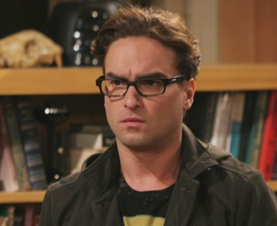 Leonard Hofstadter é um físico experimental da série THE BIG BANG THEORY. Ele divide o apartamento com Sheldon.