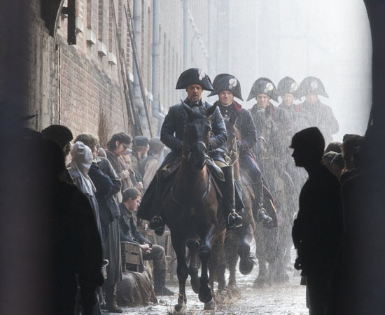 Musical dramático, baseado na obra de mesmo nome do escritor Victor Hugo, de 1862. A trama começa em 1815, 26 anos após o começo da Revolução Francesa, em 1789. O país tinha voltado ao controle da monarquia, e a população sofria com a desigualdade social, pobreza e fome. Victor Hugo faz um importante retrato da França trazendo elementos históricos, econômicos e sociais sobre o período em que se passa a trama. Ele recebeu oito nomeações ao Oscar, que incluem Melhor Filme, Melhor Ator (Hugh Jackman) e Melhor Atriz Coadjuvante (Anne Hathaway). ESTUDE: REVOLUÇÃO FRANCESA. (imagem: reprodução) Musical dramático, baseado na obra de mesmo nome do escritor Victor Hugo, de 1862. A trama começa em 1815, 26 anos após o começo da Revolução Francesa, em 1789. O país tinha voltado ao controle da monarquia, e a população sofria com a desigualdade social, pobreza e fome. Victor Hugo faz um importante retrato da França trazendo elementos históricos, econômicos e sociais sobre o período em que se passa a trama. Ele recebeu oito nomeações ao Oscar, que incluem Melhor Filme, Melhor Ator (Hugh Jackman) e Melhor Atriz Coadjuvante (Anne Hathaway). ESTUDE: REVOLUÇÃO FRANCESA. (imagem: reprodução)