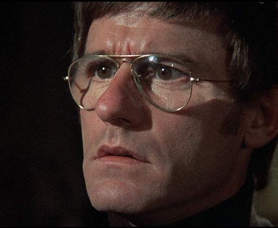 Este é o físico Lionel Barret. No filme A CASA DA NOITE ETERNA (1973), um excêntrico milionário o contrata para investigar supostos casos de vida após a morte em uma mansão conhecida por ser mal-assombrada. O cientista vai ao local acompanhado por sua mulher e dois médiuns. Este é o físico Lionel Barret. No filme A CASA DA NOITE ETERNA (1973), um excêntrico milionário o contrata para investigar supostos casos de vida após a morte em uma mansão conhecida por ser mal-assombrada. O cientista vai ao local acompanhado por sua mulher e dois médiuns.