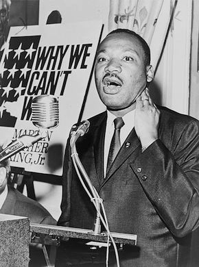 CONQUISTA DOS DIREITOS CIVIS PELOS NEGROS NOS EUA(1950-1960): Após décadas de segregação racial nos Estados Unidos, os negros americanos, liderados pelo adepto da não violência, Martin Luther King, conquistaram direitos civis através da revisão das leis racistas em vigor no país. CONQUISTA DOS DIREITOS CIVIS PELOS NEGROS NOS EUA(1950-1960): Após décadas de segregação racial nos Estados Unidos, os negros americanos, liderados pelo adepto da não violência, Martin Luther King, conquistaram direitos civis através da revisão das leis racistas em vigor no país.