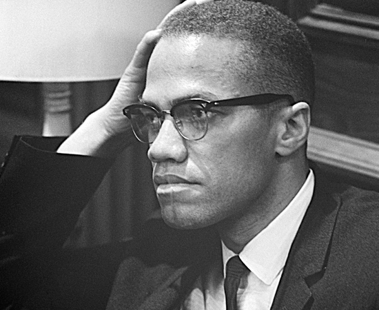 MALCOLM X (1925 - 1965) - Foi um dos maiores defensores dos direitos dos negros nos Estados Unidos. Fundou a Organização para a Unidade Afro-Americana. Foi assassinado por radicais contrários às suas ideias. MALCOLM X (1925 - 1965) - Foi um dos maiores defensores dos direitos dos negros nos Estados Unidos. Fundou a Organização para a Unidade Afro-Americana. Foi assassinado por radicais contrários às suas ideias.