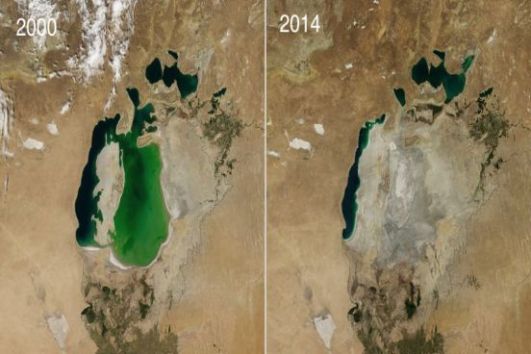 O Mar de Aral, localizado entre o Cazaquistão e Ubezquistão, já foi o quarto maior lago do mundo. Hoje, depois de ser drenado para irrigação de plantações, perdeu sua capacidade hídrica. (Imagem: NASA)